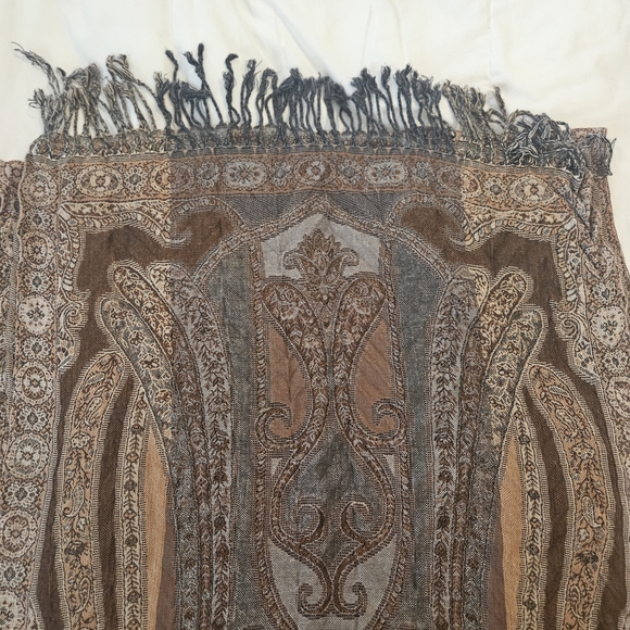 Elegant Paisley Fringe Shawl - Picture 5 of 6